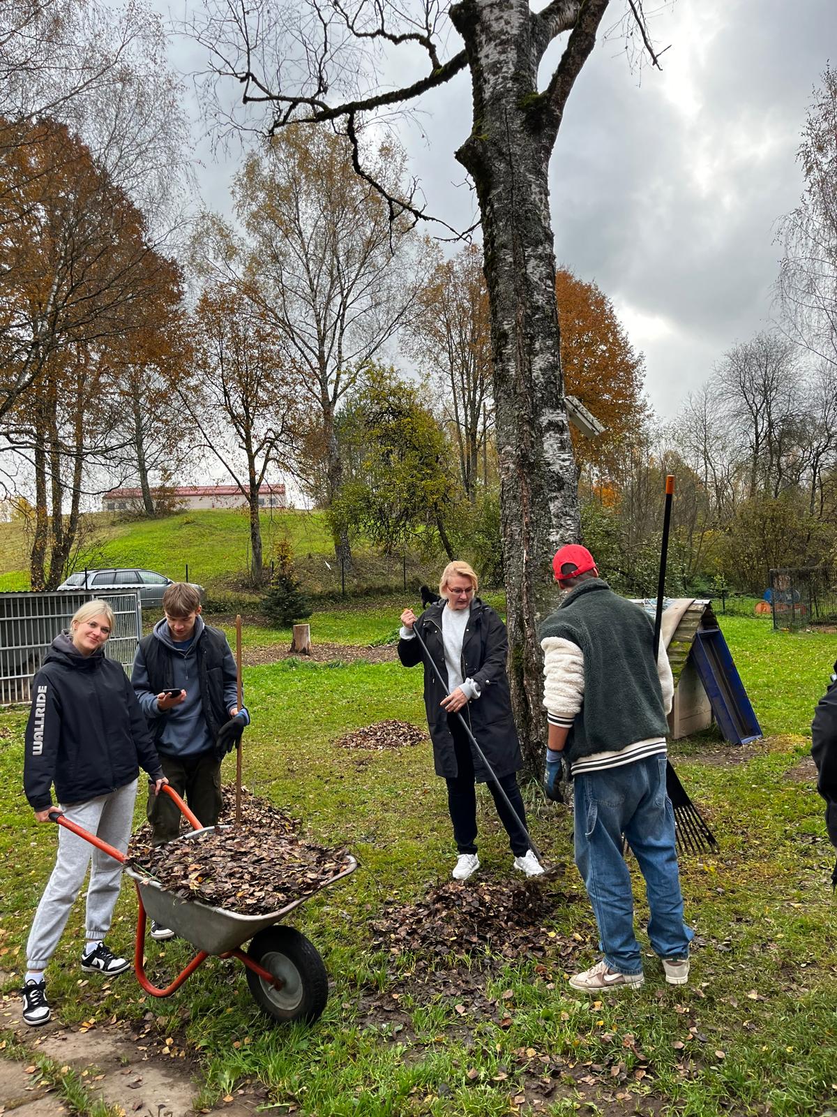 Labo darbu nedēļas ietvaros apmeklē Cēsu patversmi